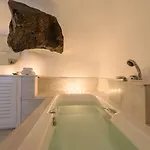 White House Foinikia (Santorini)